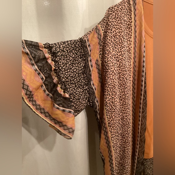 Zenana Outfitters 3\4 Sleeve Tunic includes Animal Print Shrug w/ Ruffle Sleeves - Picture 4 of 6
